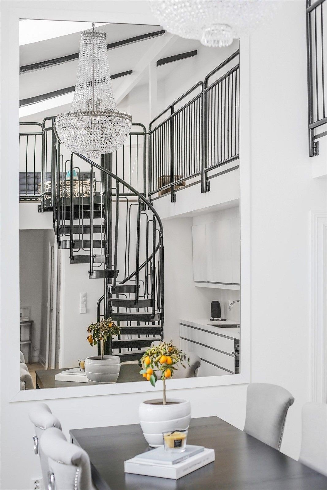 Stort speil i stuen. Galleribilde