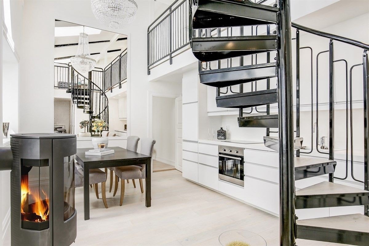 God plass til stort spisebord i stuen i første etasje. Galleribilde