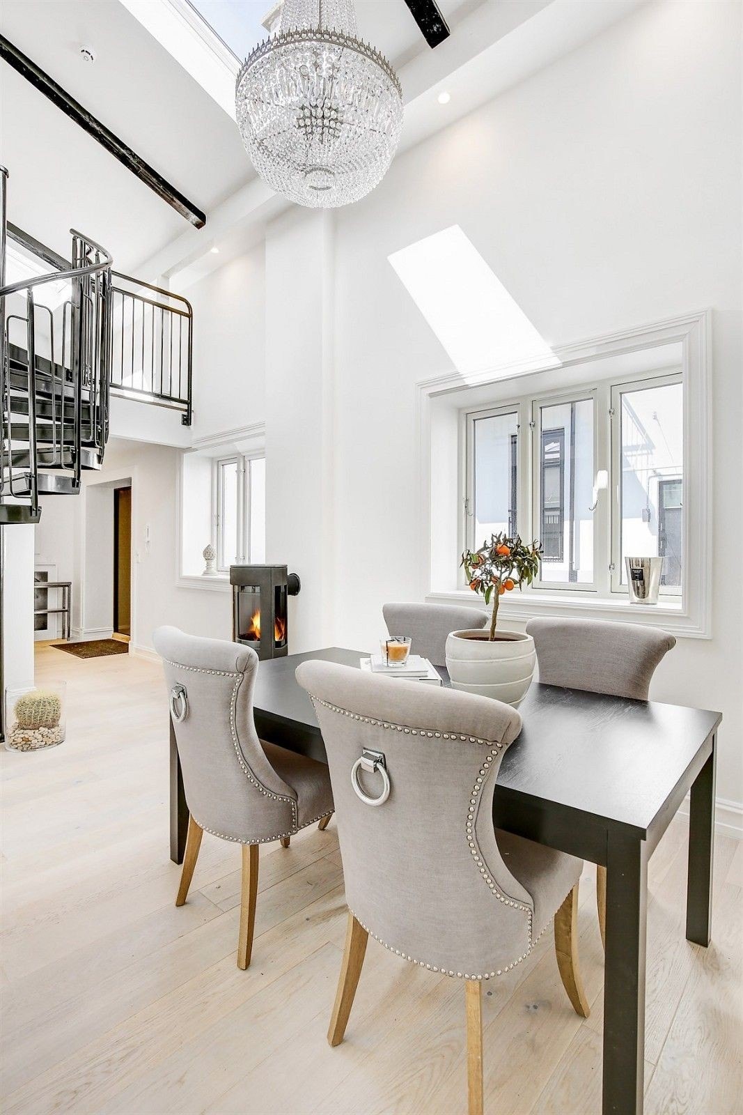 Store vinduer som sørger for naturlig lys. Galleribilde