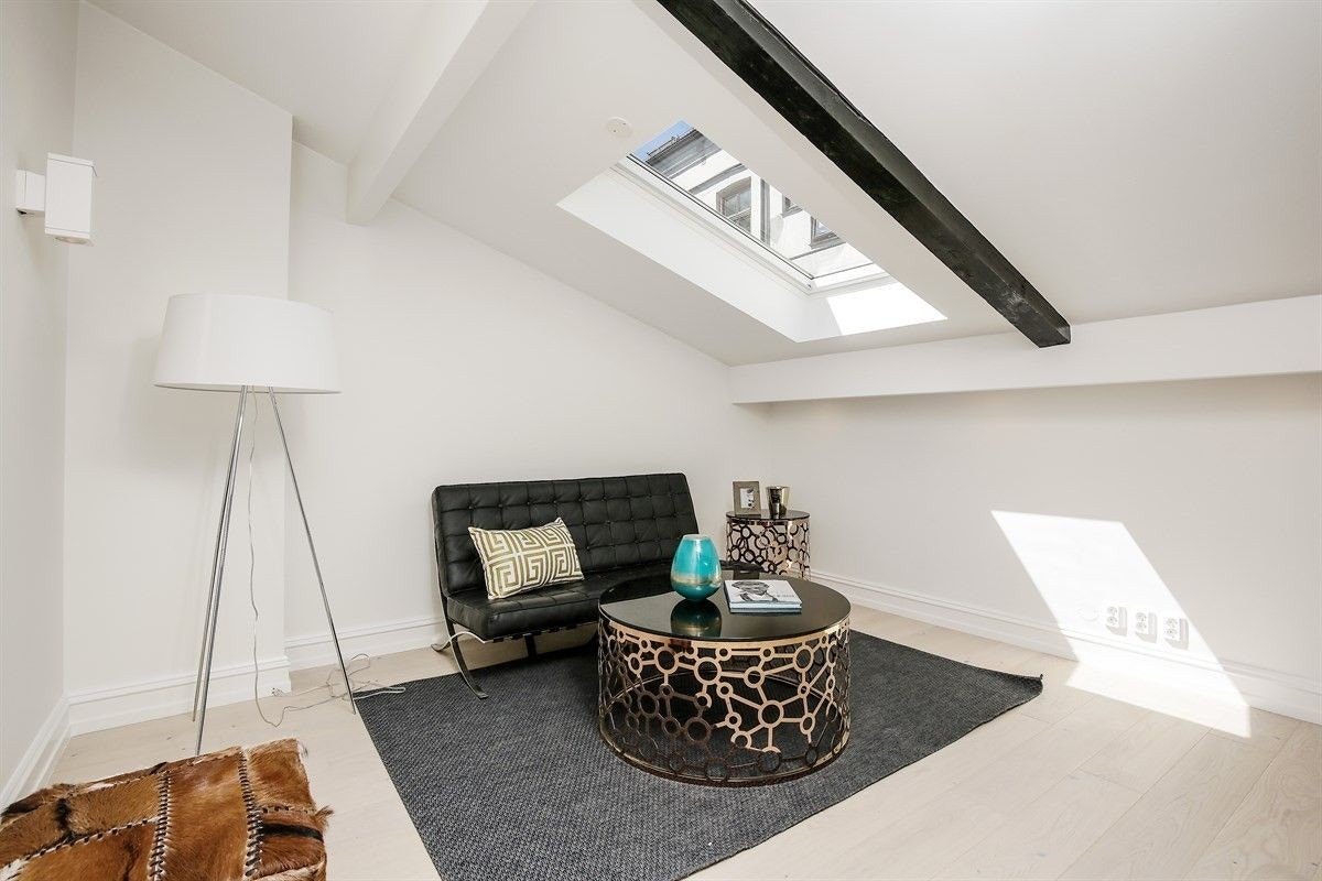 Plass til sittegruppe og tv i stuen i 2.etasje. Galleribilde