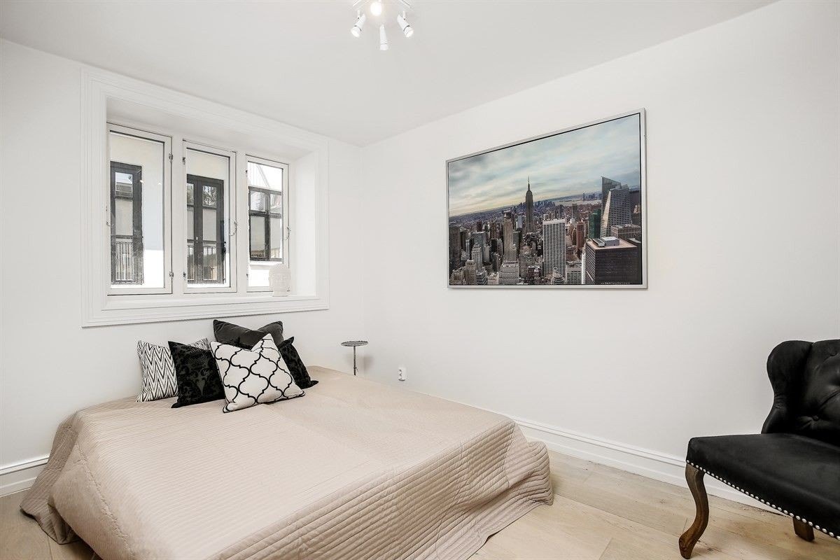 Soverom i 1.etasje er av god størrelse og har plass til dobbeltseng. Galleribilde