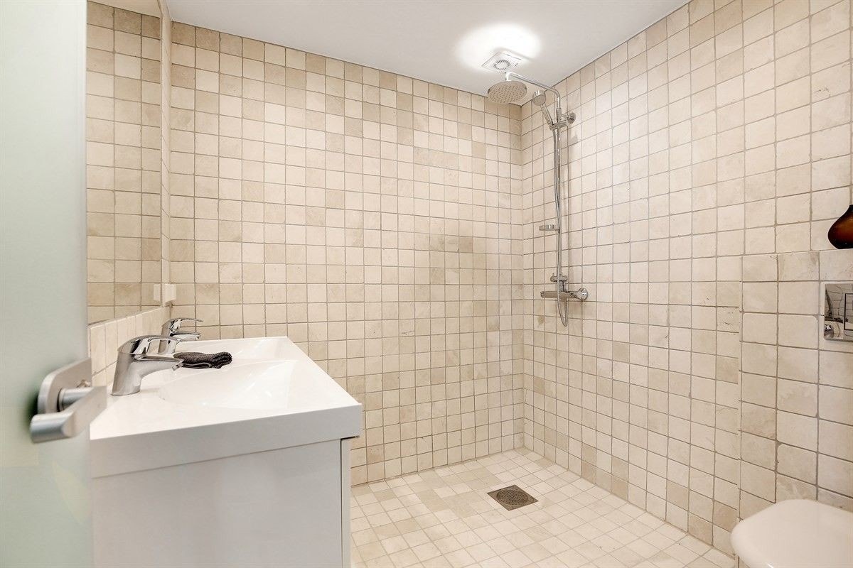 Badet har stort speil og dobbelservant. Galleribilde