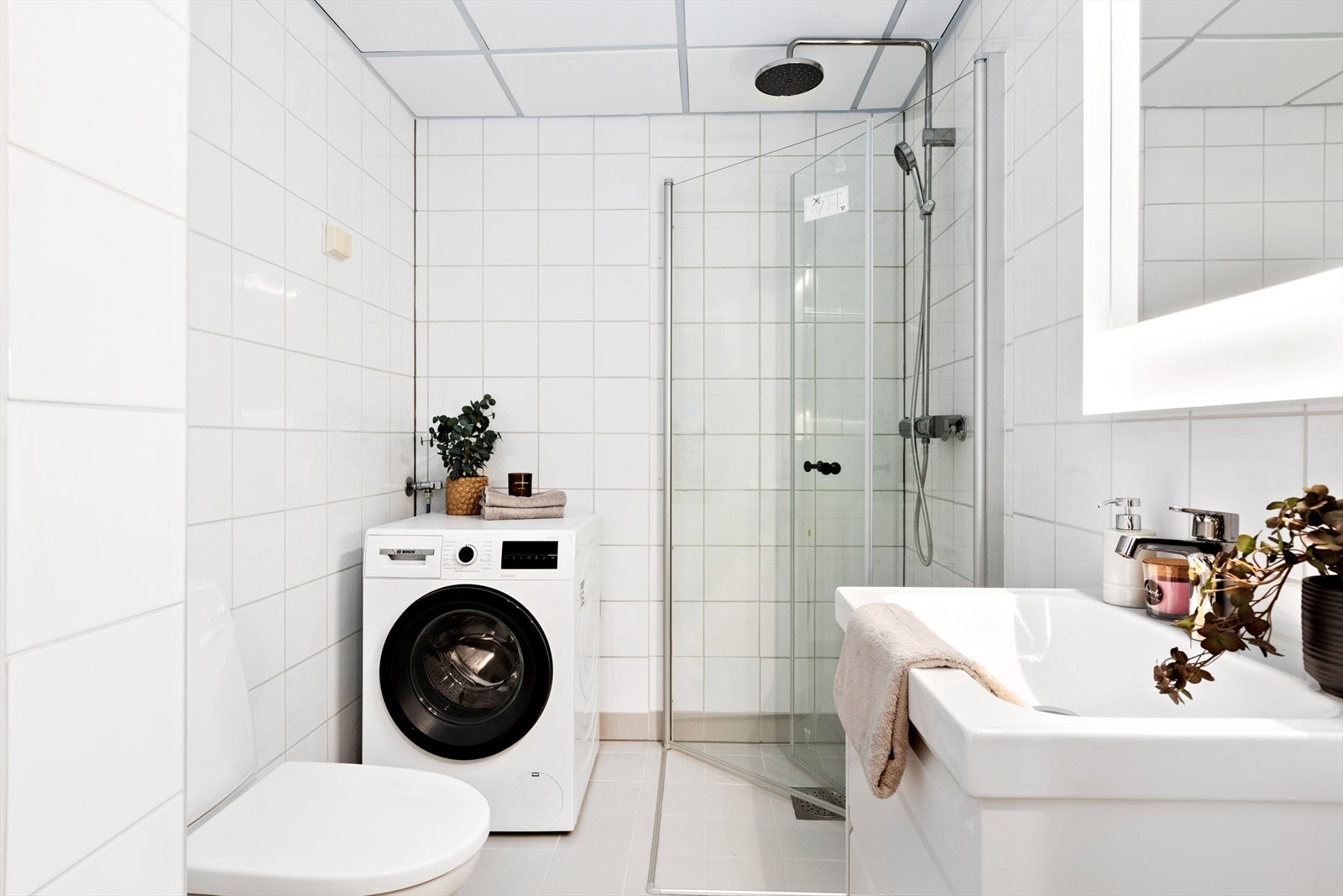 Pent flislagt baderom med nytt inventar i 2025 - Vaskemaskin medfølger handelen Galleribilde