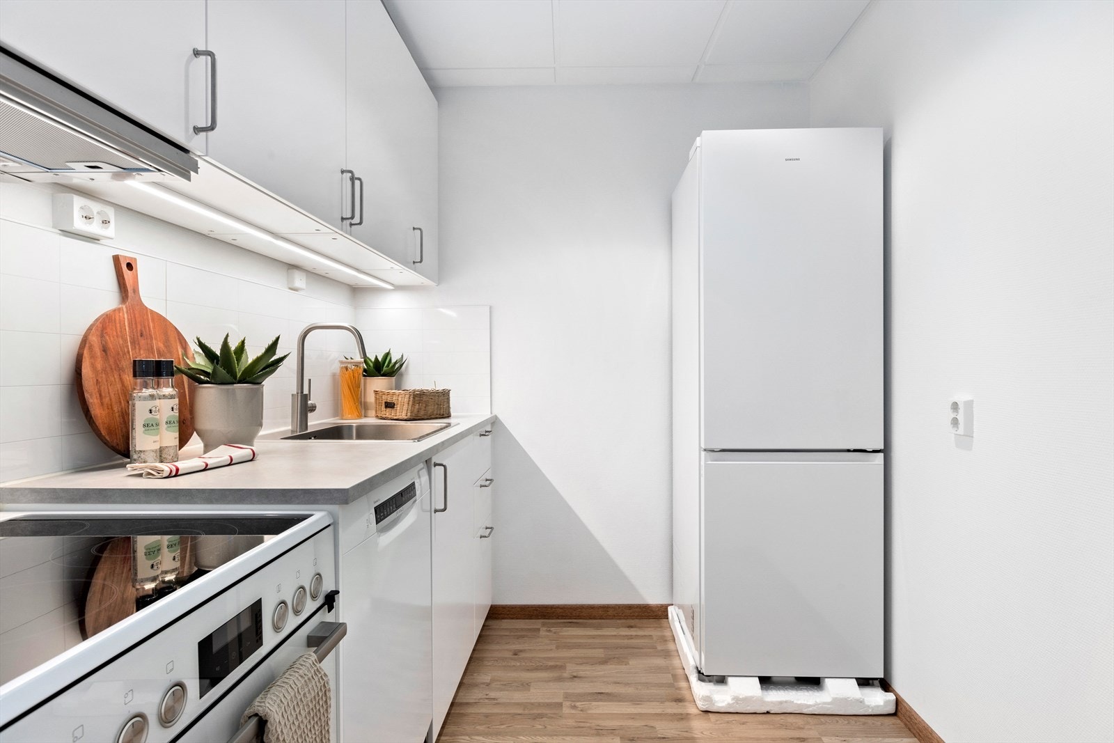 Kjøkkenet er av fin størrelse med god skap- og benkeplass Galleribilde