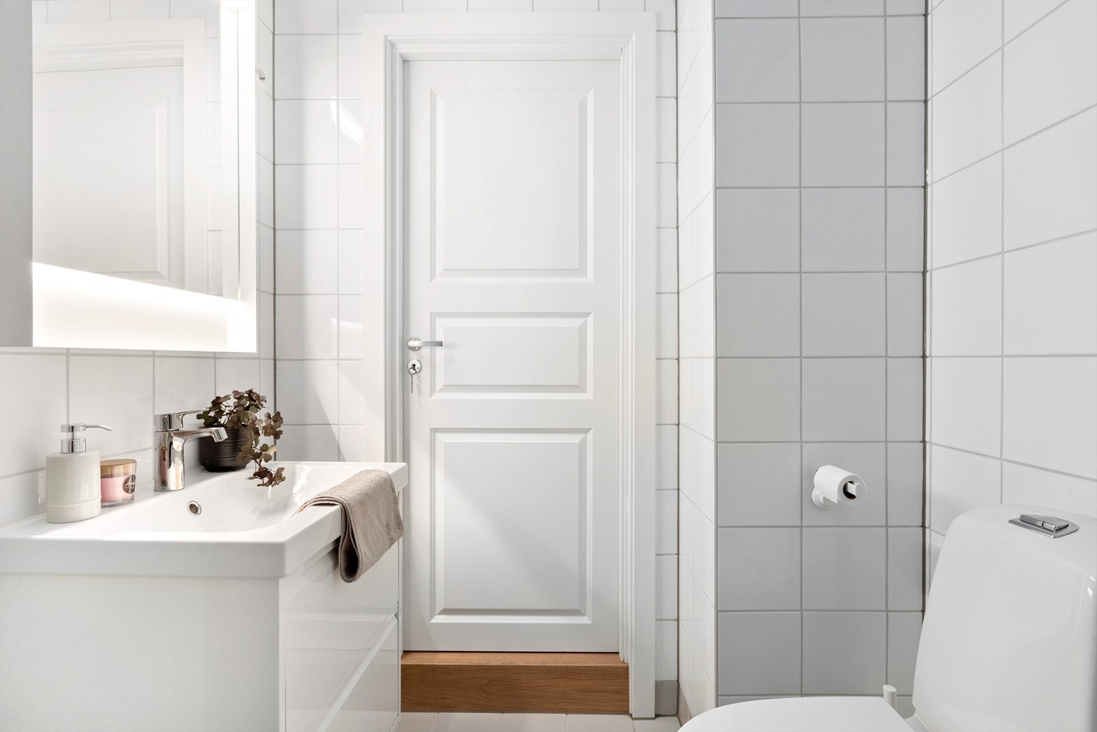 Badet består av dusjsone, wc, servantinnredning med underskuffer, speil med belysning og varmekabler i gulv Galleribilde