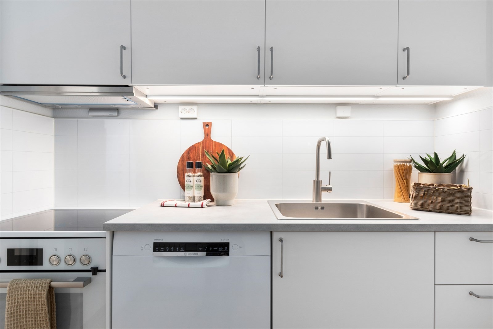 Komfyr og oppvaskmaskin fra Miele - LED-lys under overskap Galleribilde