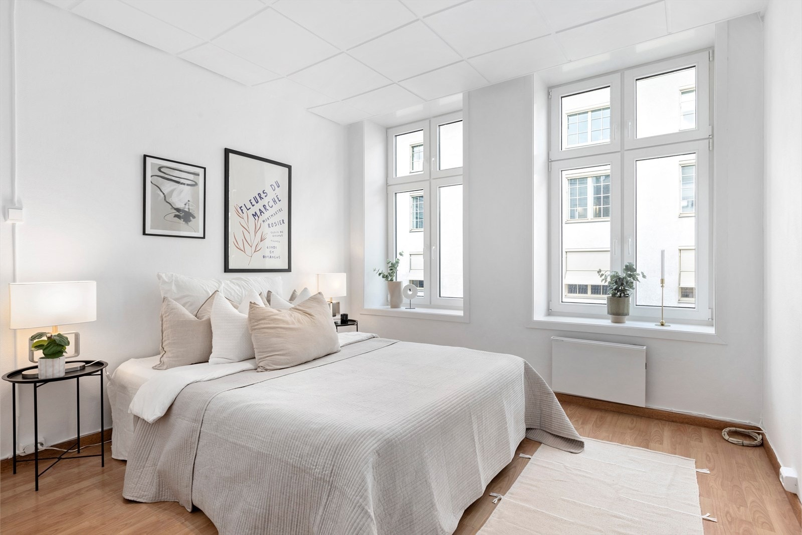 Romslig soverom med god plass til dobbeltseng, nattbord og møblement for oppbevaring Galleribilde