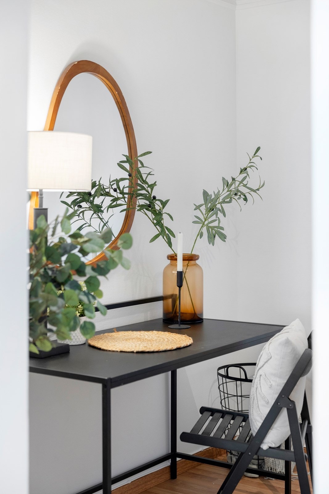 Alkoven har god plass til hjemmekontor eller overnattingsgjester Galleribilde