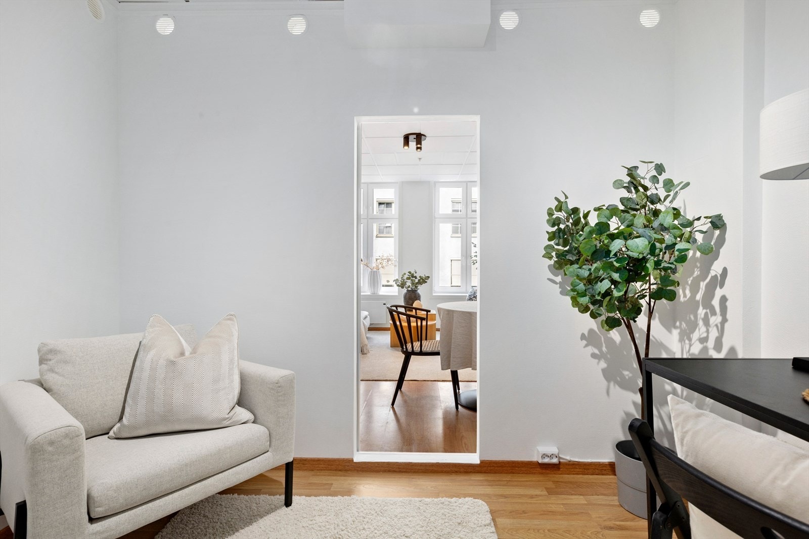 Se alternativ plantegning hvor alkoven er åpnet opp mot stuen Galleribilde