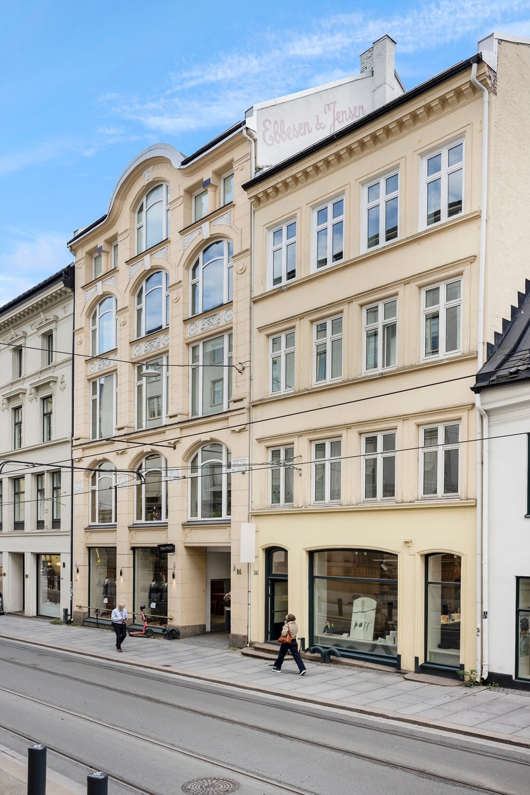 Flott, klassisk fasade - Bygget om til leiligheter i 2002 Galleribilde