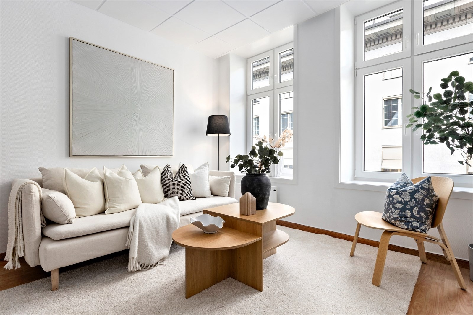 Stuen har god plass til sofaseksjon i naturlig avstand fra TV, samt plass til tilhørende møblement - Foto: Diakrit Galleribilde