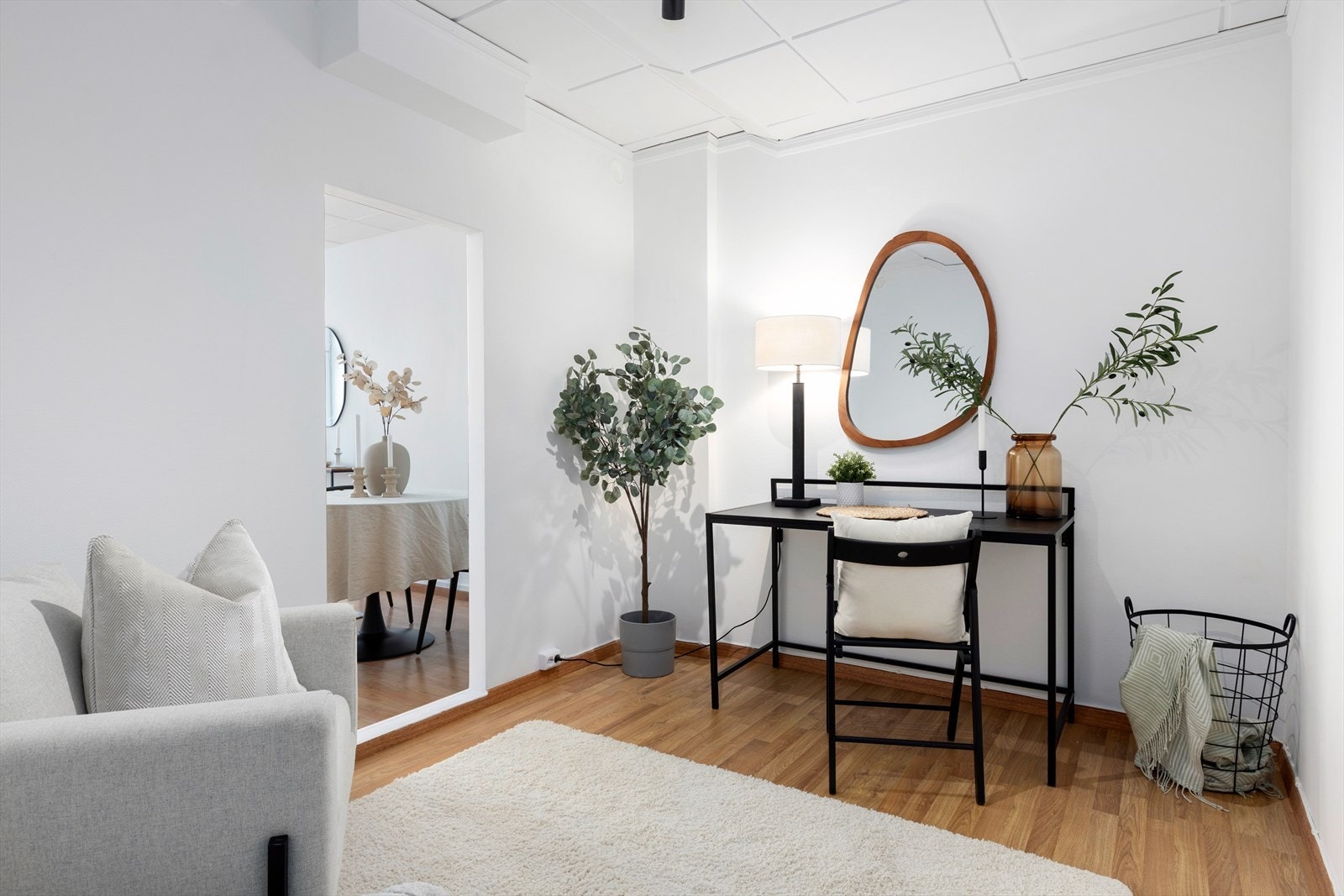 Alkoven benyttes i dag som hjemmekontor, men kan også innredes som spisestue eller plass til overnattingsgjester Galleribilde