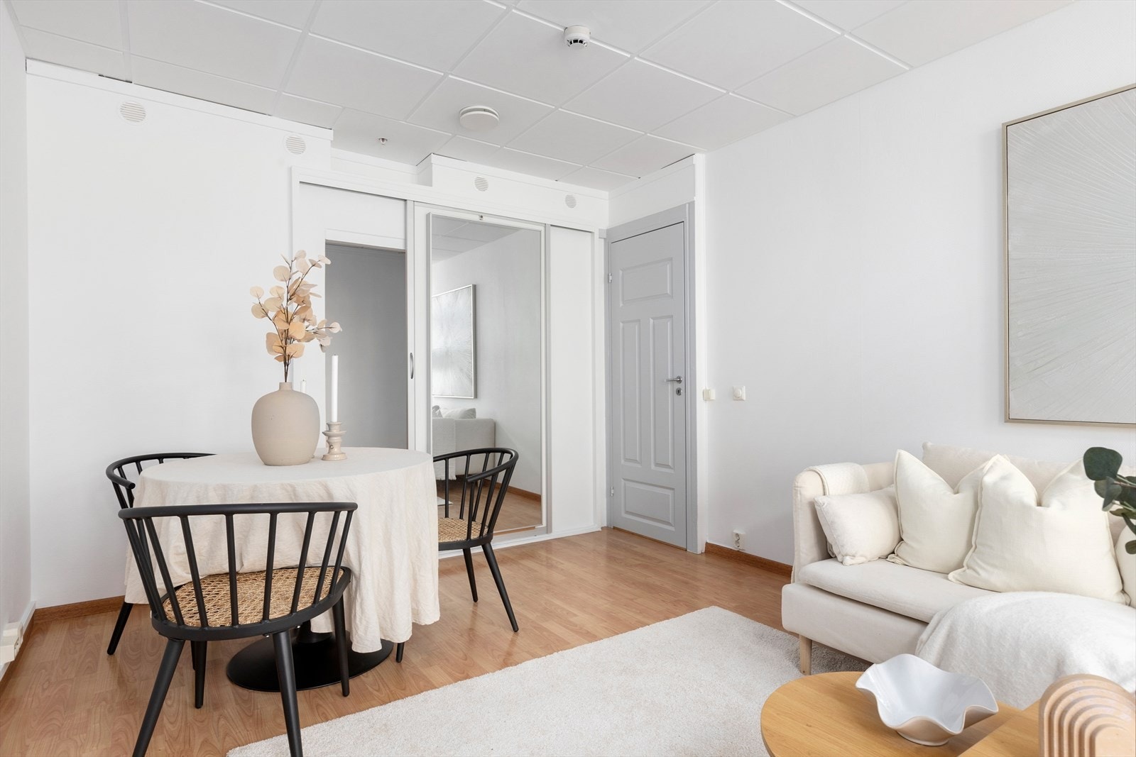 I stuen er det også plass til spisebord - Skyvedør skiller alkoven fra stuen Galleribilde