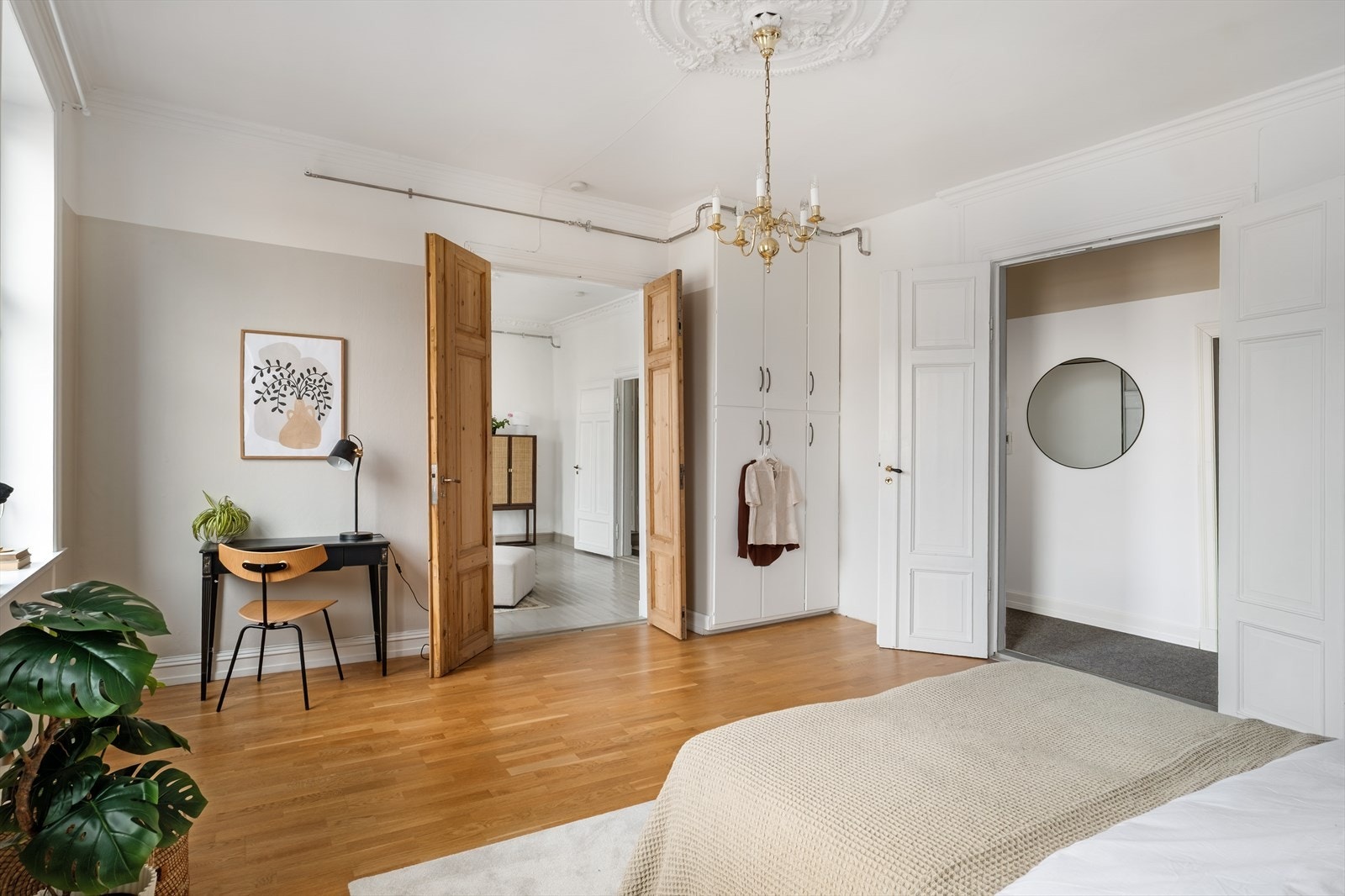 Her og er de doble fløydører og rosett i himling. Galleribilde