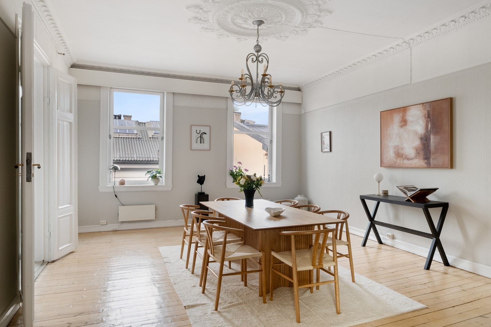 Her er det god plass til langstrakt spisebord, perfekt for sosiale sammenkomster! Galleribilde