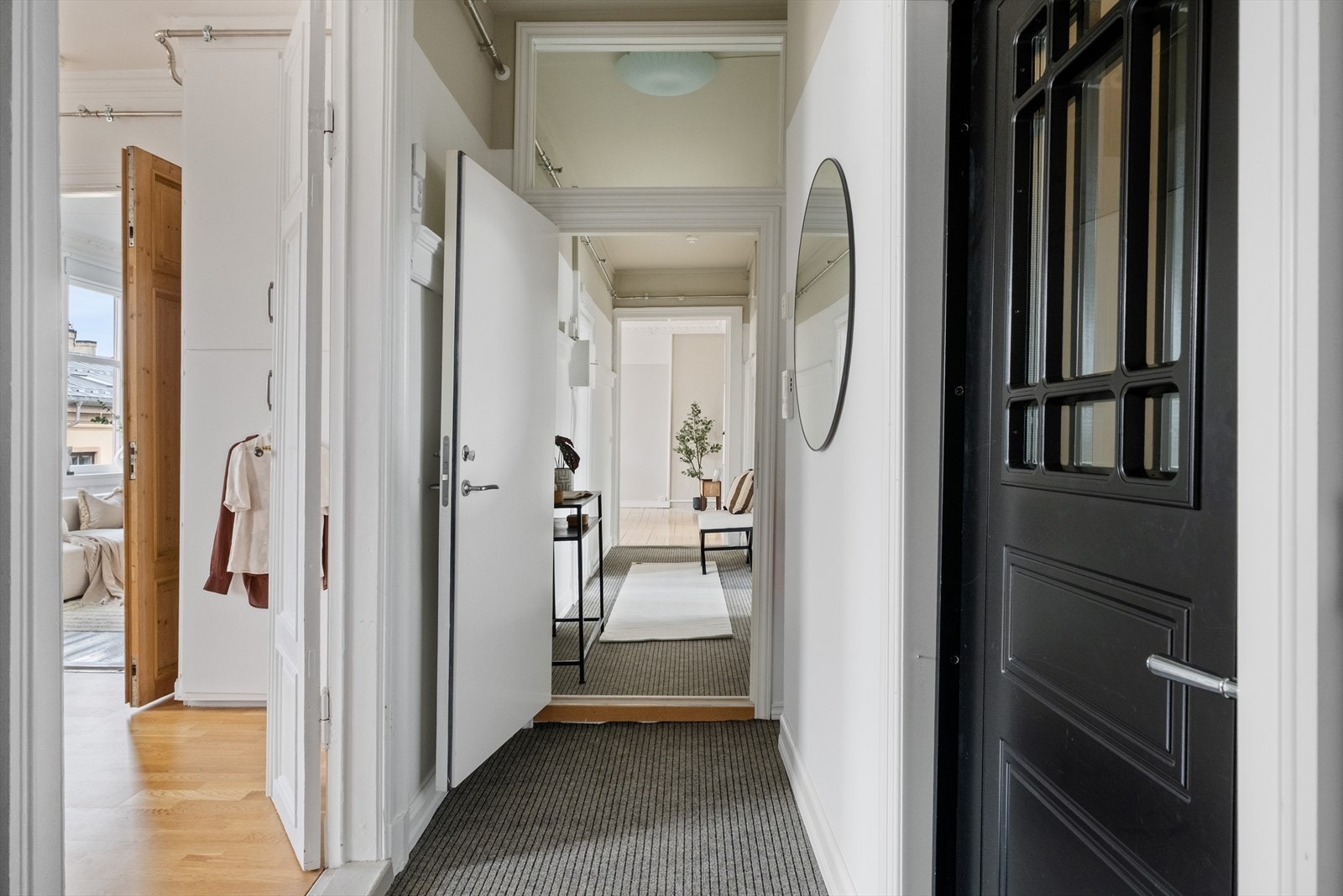 Velkommen inn! En lys og romslig entré som gir et godt førsteinntrykk av leiligheten. Galleribilde