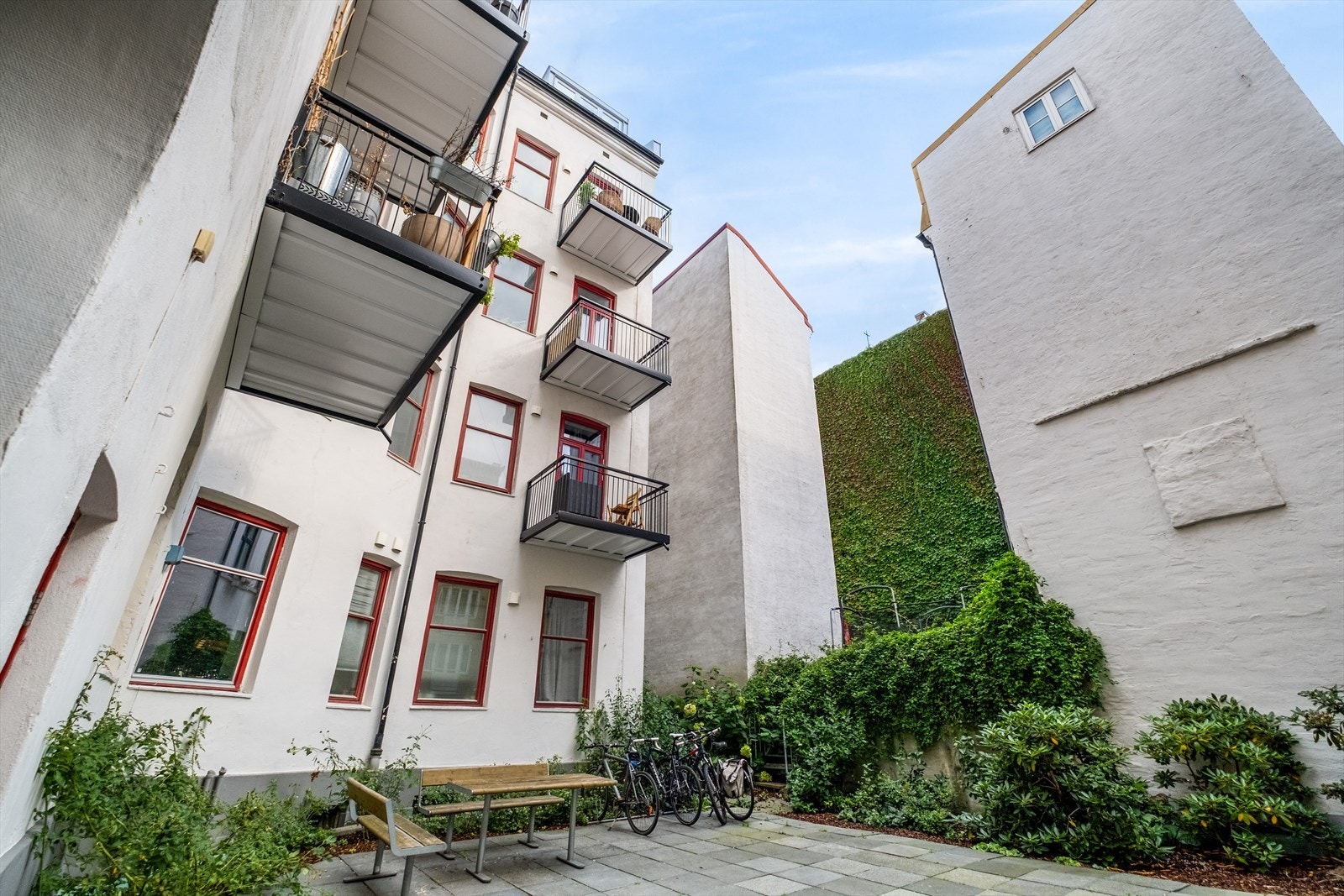 Hyggelig bakgård med sittegruppe og sykkelparkering. Galleribilde