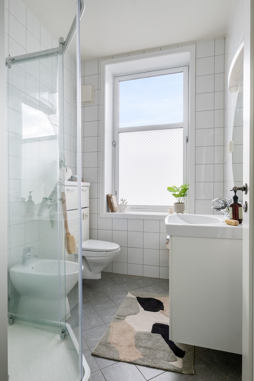 Leiligheten har to flislagte baderom fra 2010 med varme i gulvet. Galleribilde