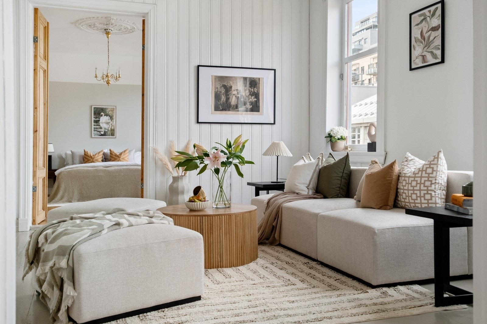 Den ene stuen har god plass til sofagruppe med tilhørende møblement. Galleribilde