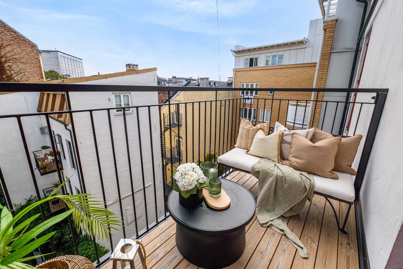 En stor og klassisk 5-roms selveierleilighet med sentral og attraktiv beliggenhet på St. Hanshaugen. Galleribilde