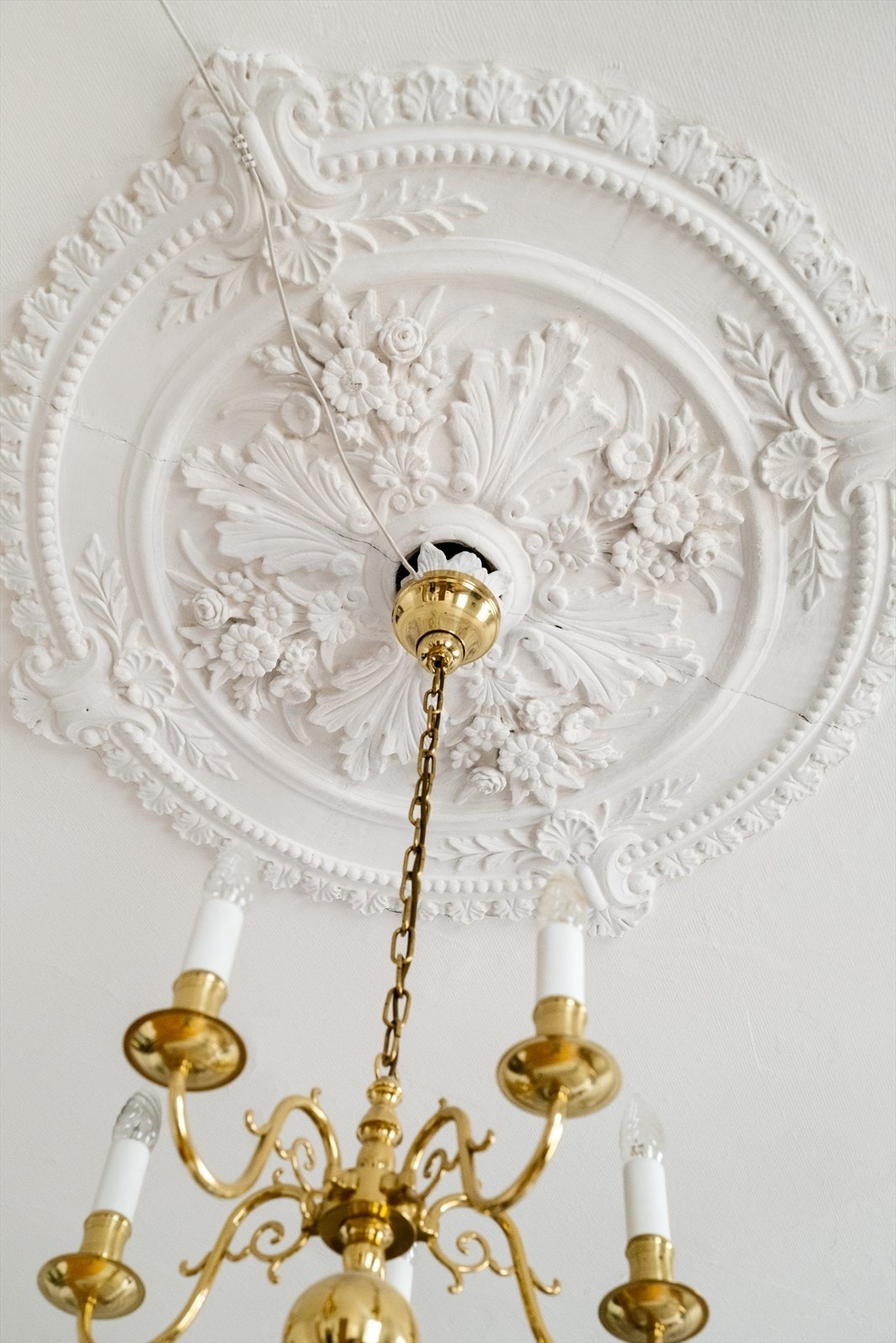 I flere rom i leiligheten finner man lekre detaljer som original rosett og stukkatur. Galleribilde