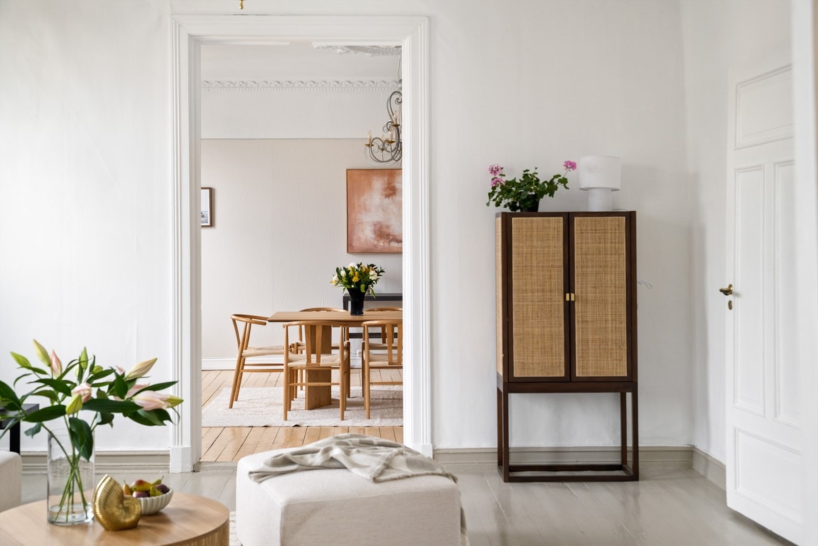 Stue mot spisestue. Galleribilde