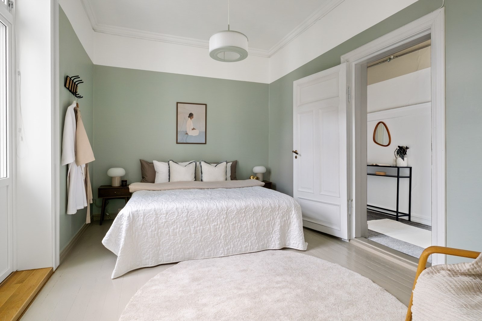 Soverom to er også av god størrelse og har god plass til dobbeltseng med tilhørende nattbord og garderobeløsning. Galleribilde