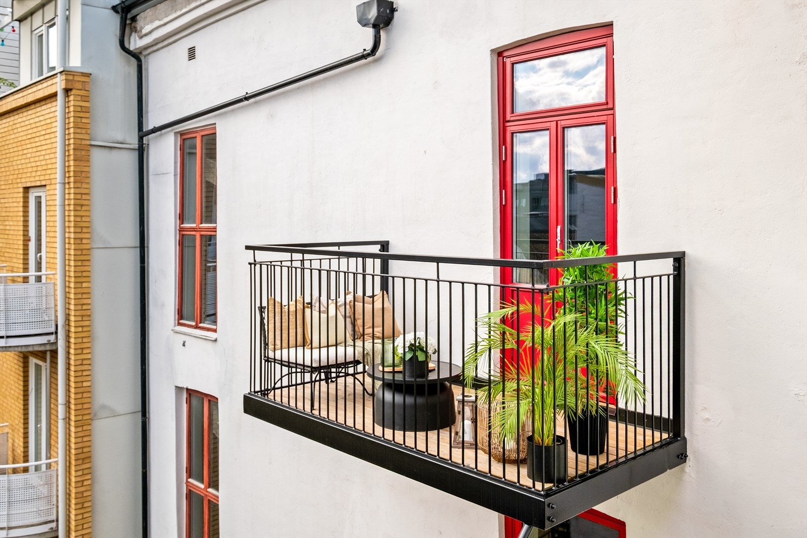 Sydvendt balkong på ca. 4,5 kvm med plass til utemøblement og svært gode solforhold. Galleribilde