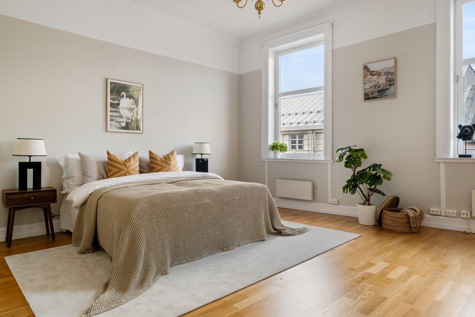 Romslig hovedsoverom med god plass til dobbeltseng med tilhørende nattbord og garderobeløsning. Galleribilde