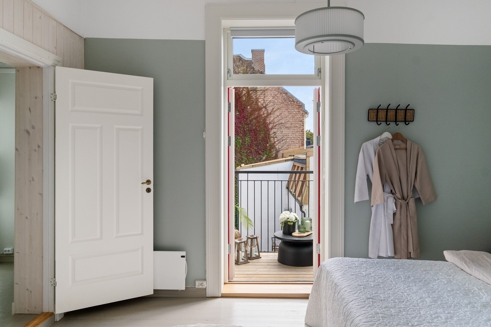 Fra soverom to er det utgang til balkong. Galleribilde