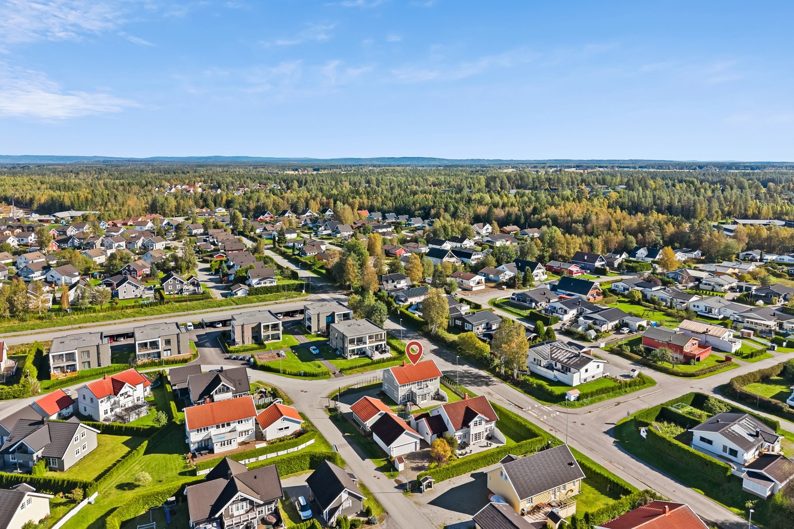 Barnehager, barneskole, ungdomsskole og idrettsanlegg er lett tilgjengelig, og Nannestad sentrum med dagligvarebutikker, apotek, legekontor, bibliotek, frisør, vinmonopol, spisesteder og øvrige servicetilbud nås på få minutter. Galleribilde