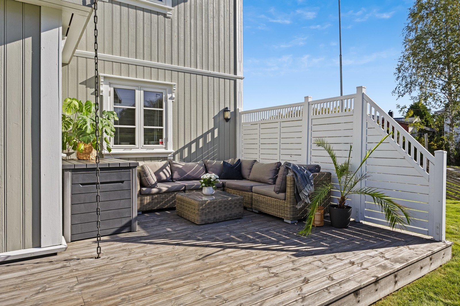 Terrassen har svært gode solforhold gjennom store deler av dagen og frem til kveld, og byr på god plass til utemøbler og grill. Galleribilde