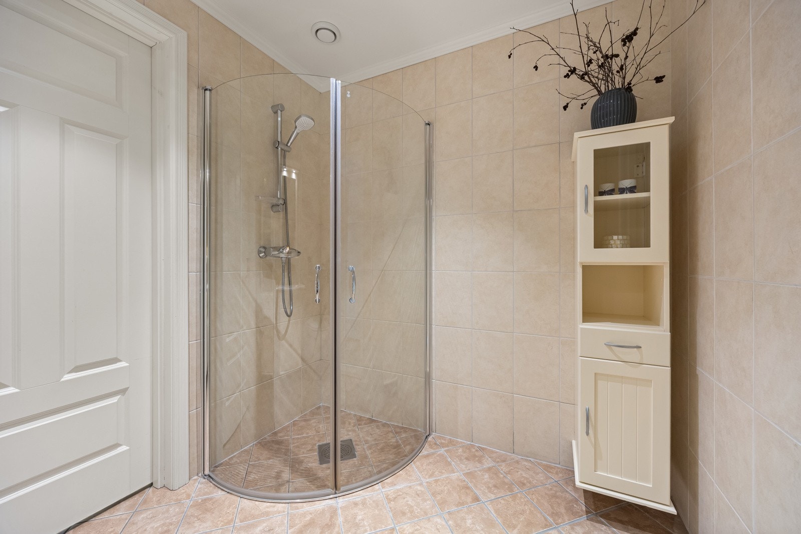 Videre har badet et vegghengt toalett og separat dusjhjørne med glassdører. Galleribilde