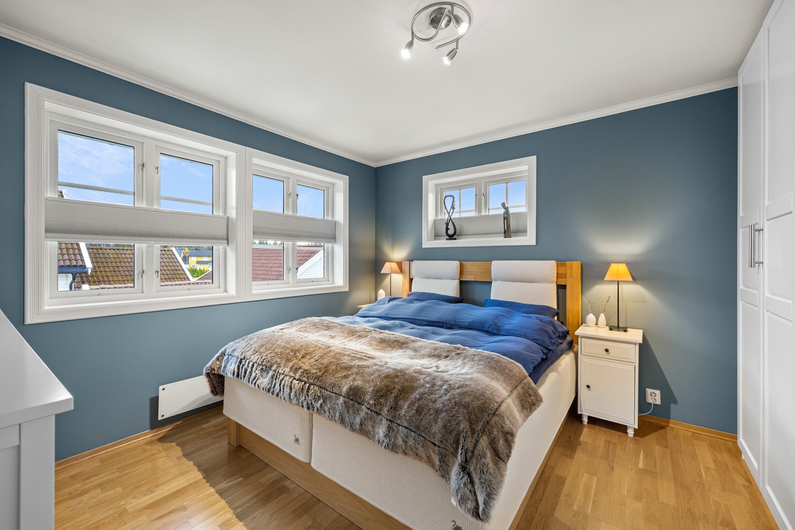 Soverom 2 (dagens hovedsoverom) er svært innbydende og romslig, med en størrelse på litt over 13 kvm. Rommet har malte veggflater, parkett på gulv og store vindusflater som gir godt lysinnslipp og en luftig atmosfære. Galleribilde