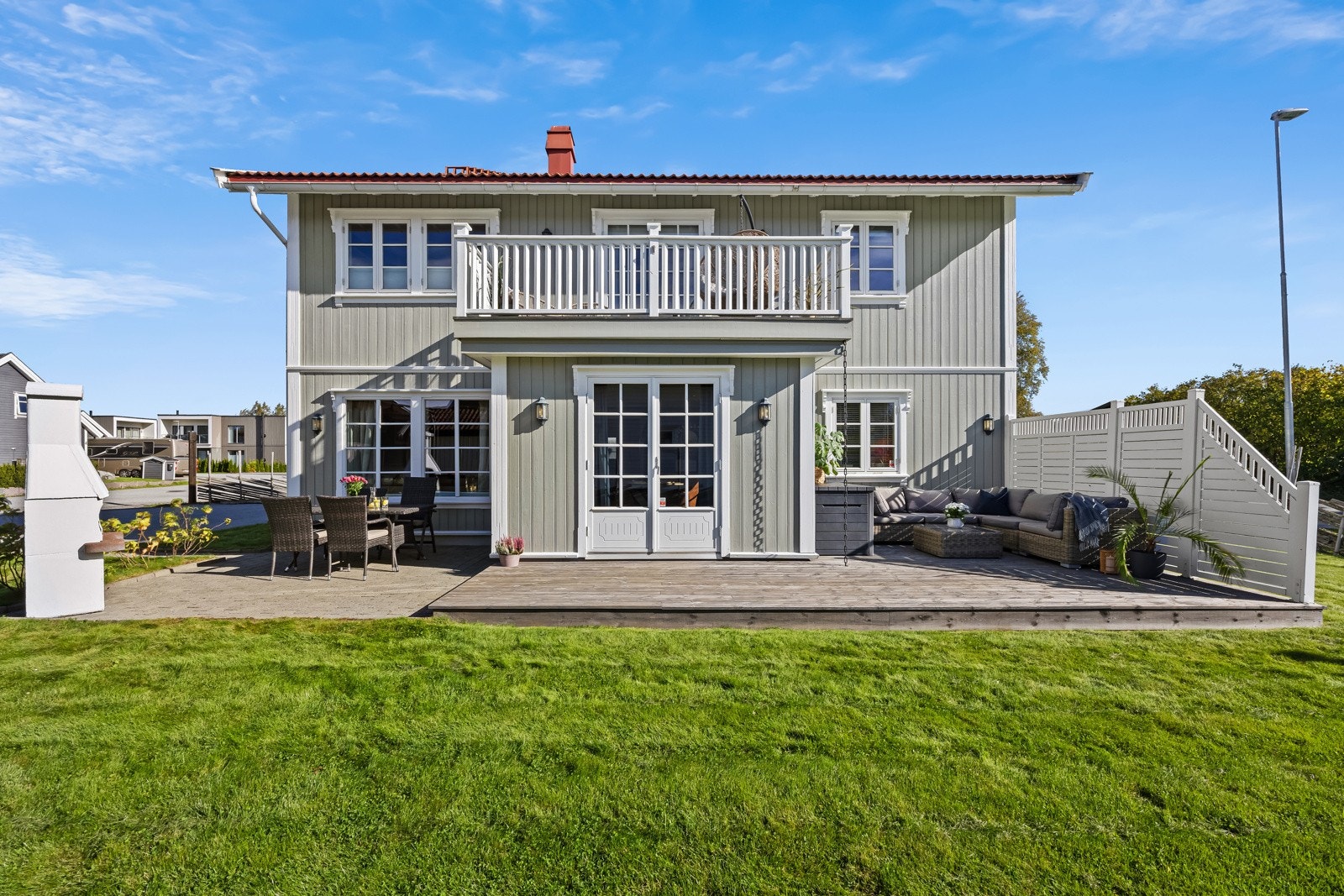 Fra stuen/spisestuen er det direkte utgang til en solrik, sydvestvendt markterrasse på hele 26 kvm - et herlig uterom hvor man kan nyte både rolige morgener, varme sommerdager og lune sommerkvelder i hyggelige omgivelser. Galleribilde