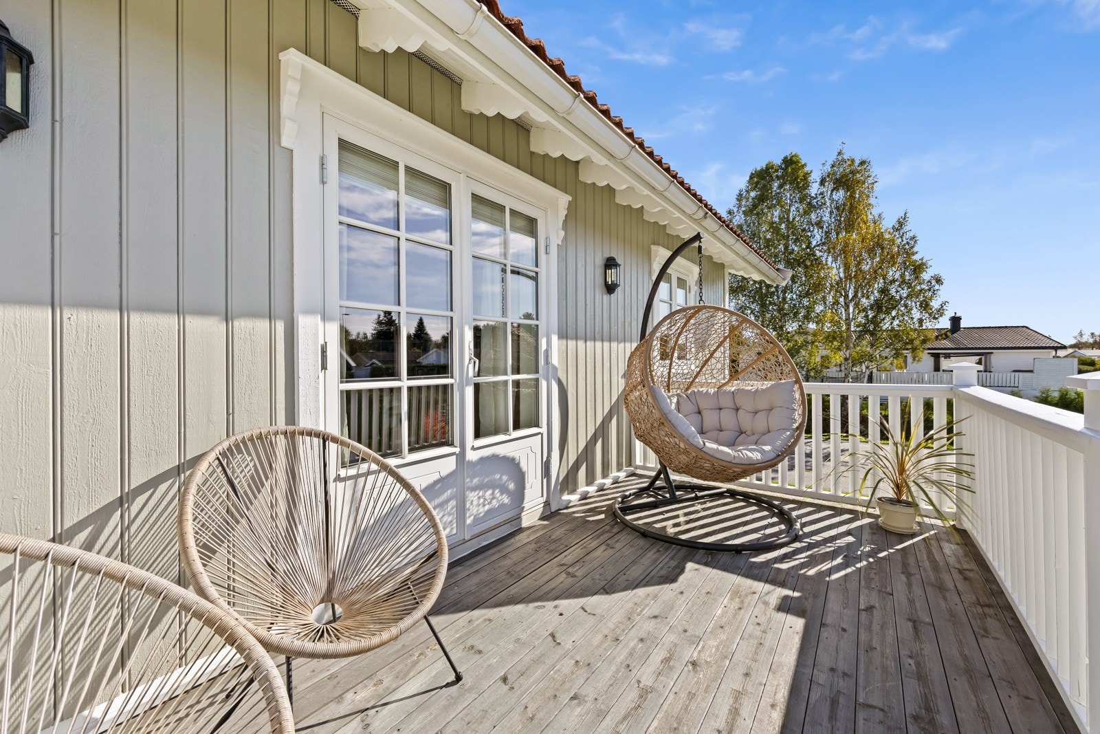 Terrassedøren fører ut til en solrik balkong på ca. 9 kvm. Galleribilde