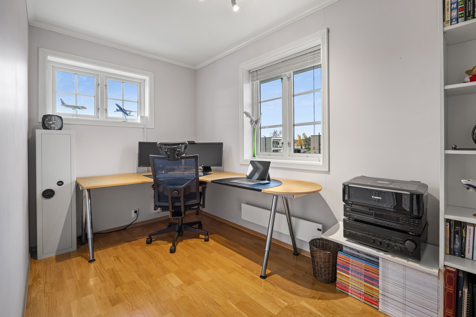 Soverom 5 blir av dagens eier benyttet som et praktisk hjemmekontor. Rommet har malte veggflater, parkett på gulv og store vindusflater. Galleribilde