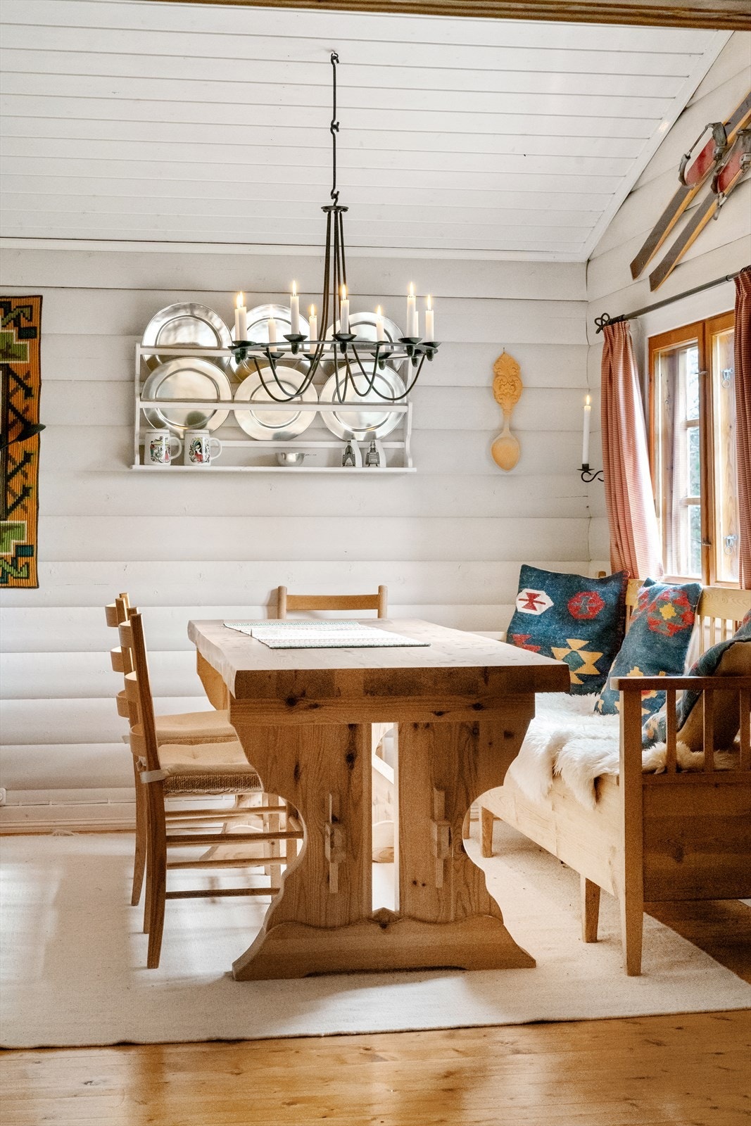 I forlengelse av kjøkkenet har man en lys og hyggelig spisestuekrok. Galleribilde