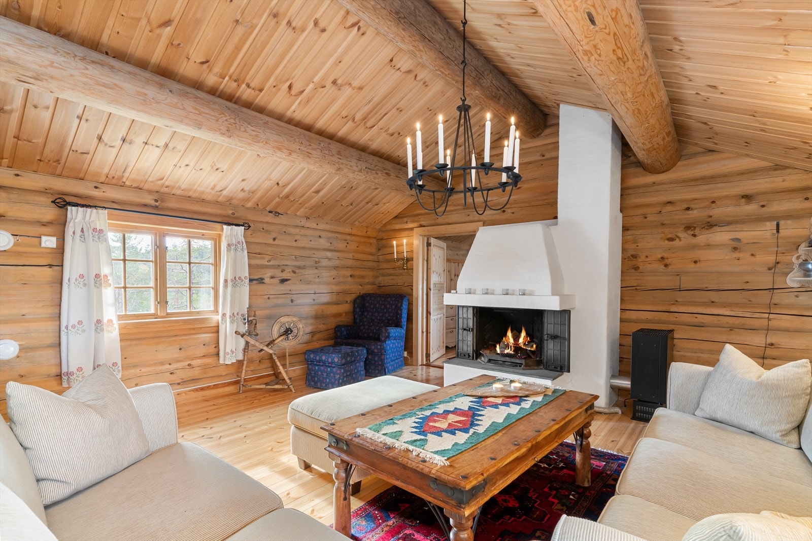 Stua er også utstyrt med solventilator som sikrer et godt inneklima. Med solventilator får man inn frisk luft, den reduserer luftfuktigheten i rommet, og bidrar til at rommet enklere varmes opp. Galleribilde