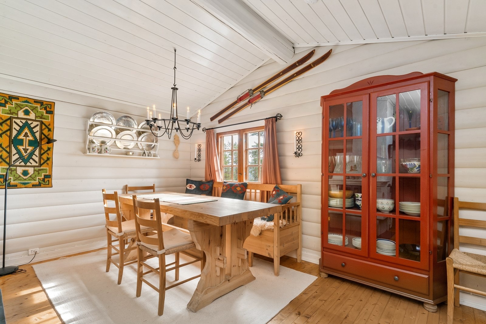 Den mønte himlingen gir i kombinasjon med malte vegger et lys og trivelig utttrykk, og med frodige omgivelser kommer man her tett på naturen fra spisebordet. Galleribilde