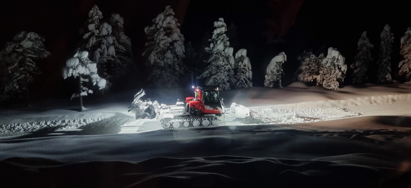 Private områdebilder fra selger. Tråkkemaskinen foran hytta. Velkommen til visning! Galleribilde