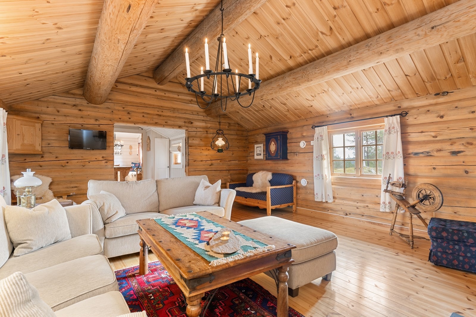 Stua er av god størrelse, og åpner opp for å kunne samle store og små om hverandre, med ulike møbleringsalternativer. Her er det plass til egen underholdningsavdeling og lenestoler, samt en solid sofagruppe. Galleribilde