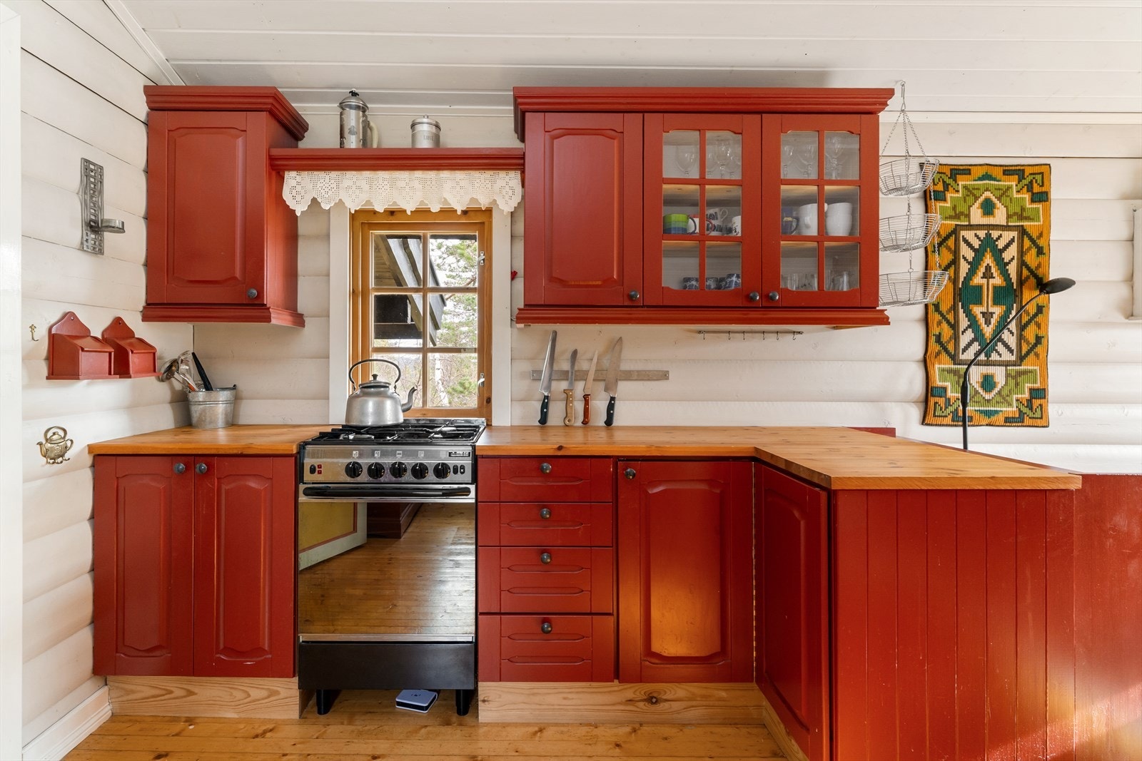 Kjøkkenet har innredning med profilerte fronter, og benkeplaten er av heltre. Det er godt med skapplass til ulik oppbevaring, og halvøya blir en naturlig arbeidsbenk for matlagingen. Galleribilde