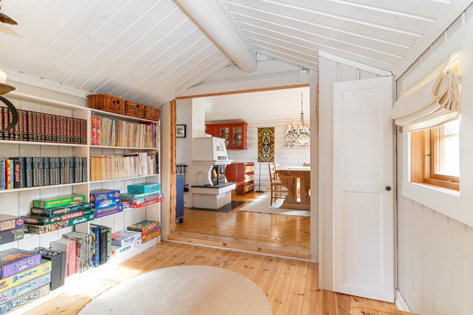 Hytta har en god planløsning med entrè, 3 soverom, toalettrom, stue/kjøkken, mellom gang og stue. Det er også lagringsplass i utvendig bod, og deler av kjelleren under tilbygd del av hytta. Galleribilde