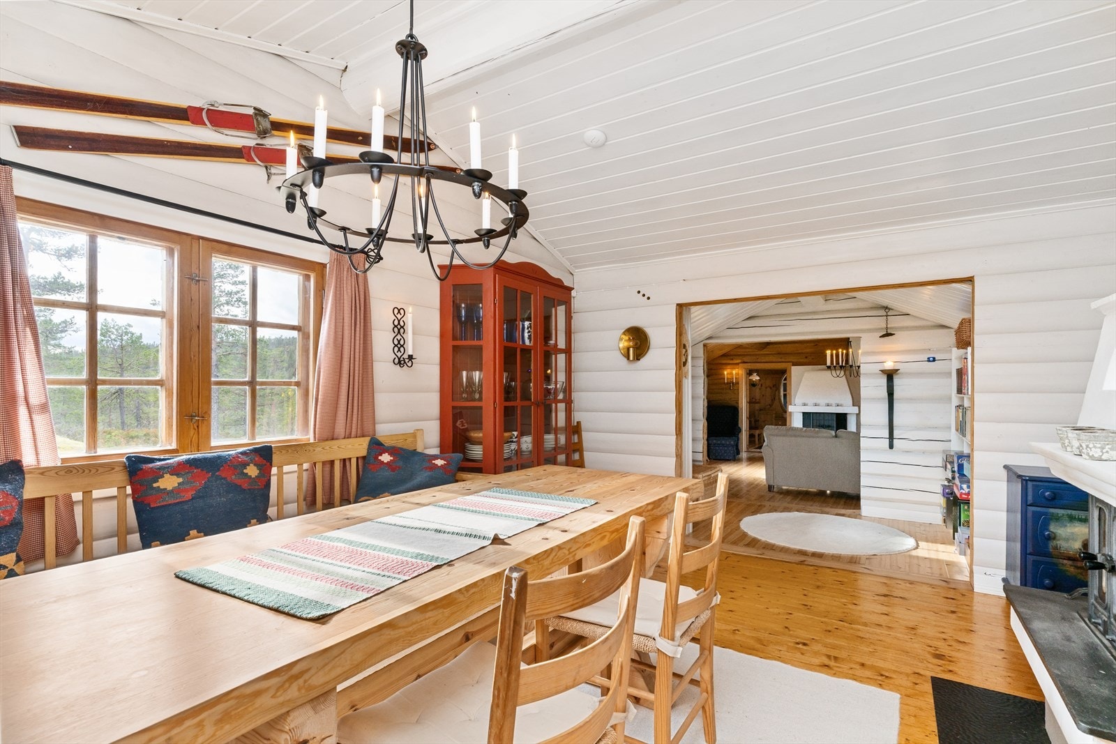 Ekstra veggplass gir rom for øvrig oppbevaring i vitrineglasskap. Galleribilde