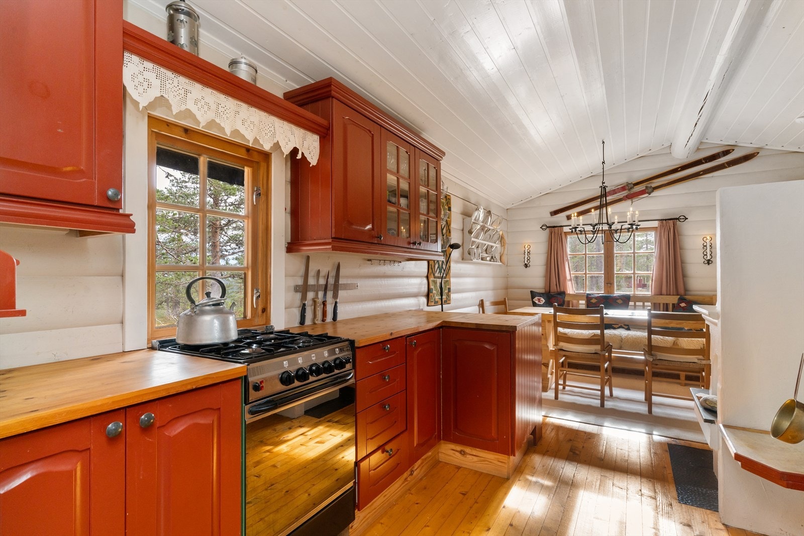 Fra gangen kommer man inn til kjøkken og spisestue på venstre hånd. Galleribilde