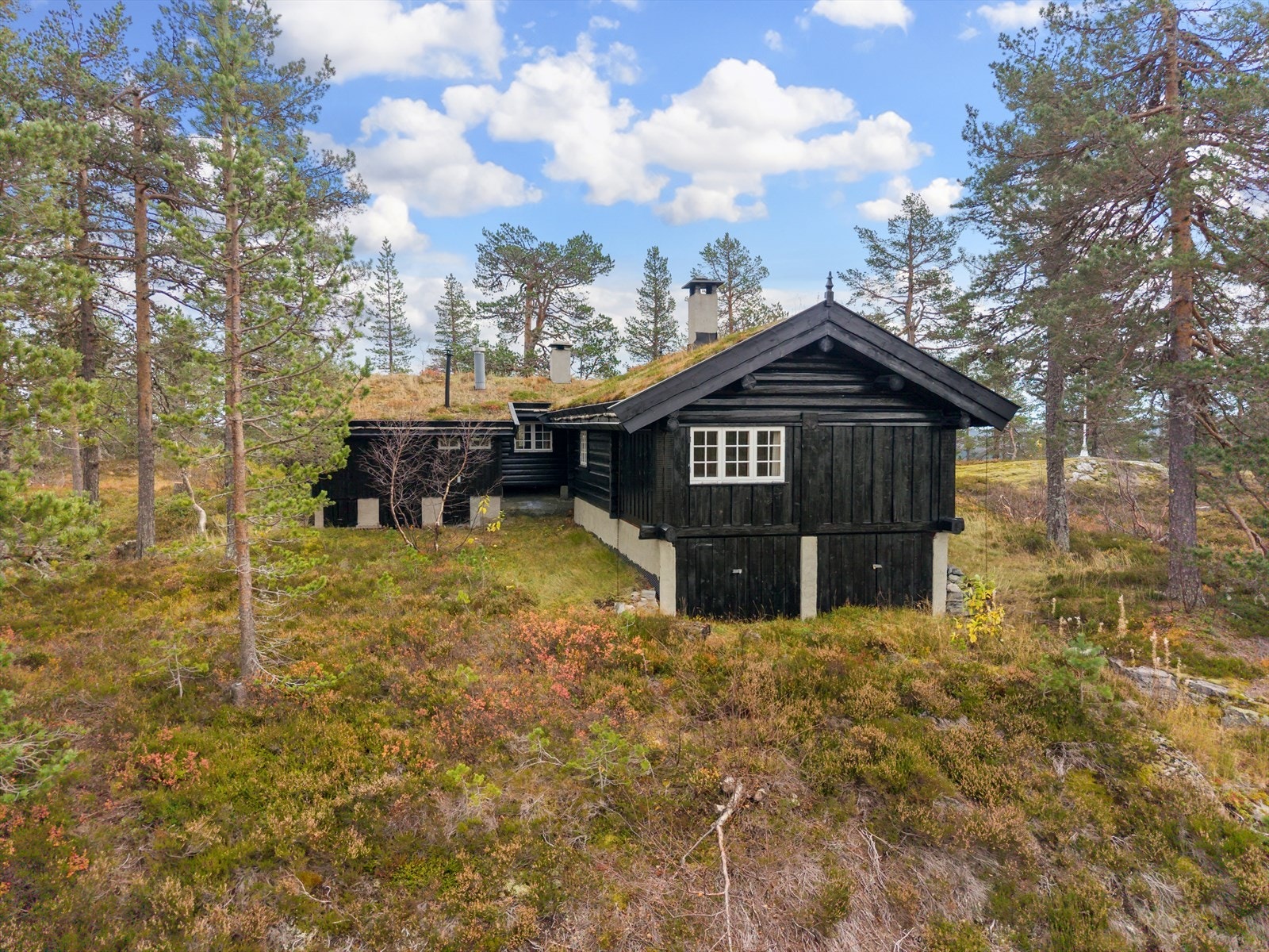 Hytta har en god standard med klassisk sortbeiset tømmer, torvtak og vakre detaljer som understreker den tradisjonelle stilen. Galleribilde