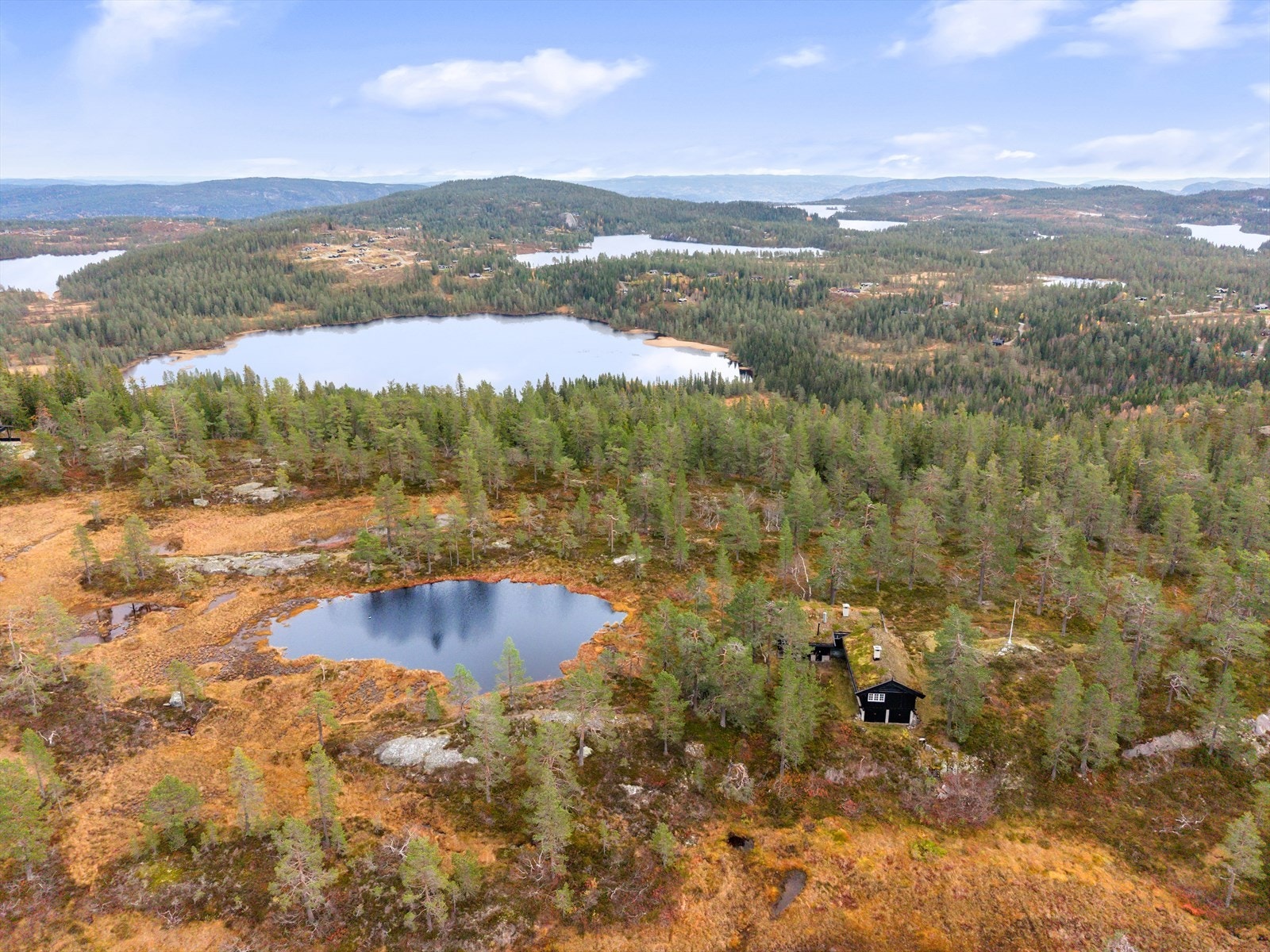 Hytta er solid oppført i laft og har blitt tilflydd til sin nåværende plassering. Galleribilde