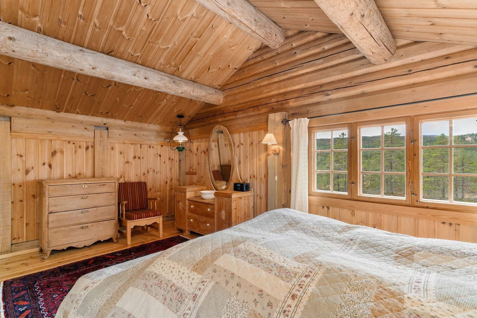 Hovedsoverommet har god plass til dobbeltseng og oppbevaring av eget ønske. Takhøyden gir en spesielt god romfølelse, og utsikten er helt usjenert mot fjellet. Galleribilde