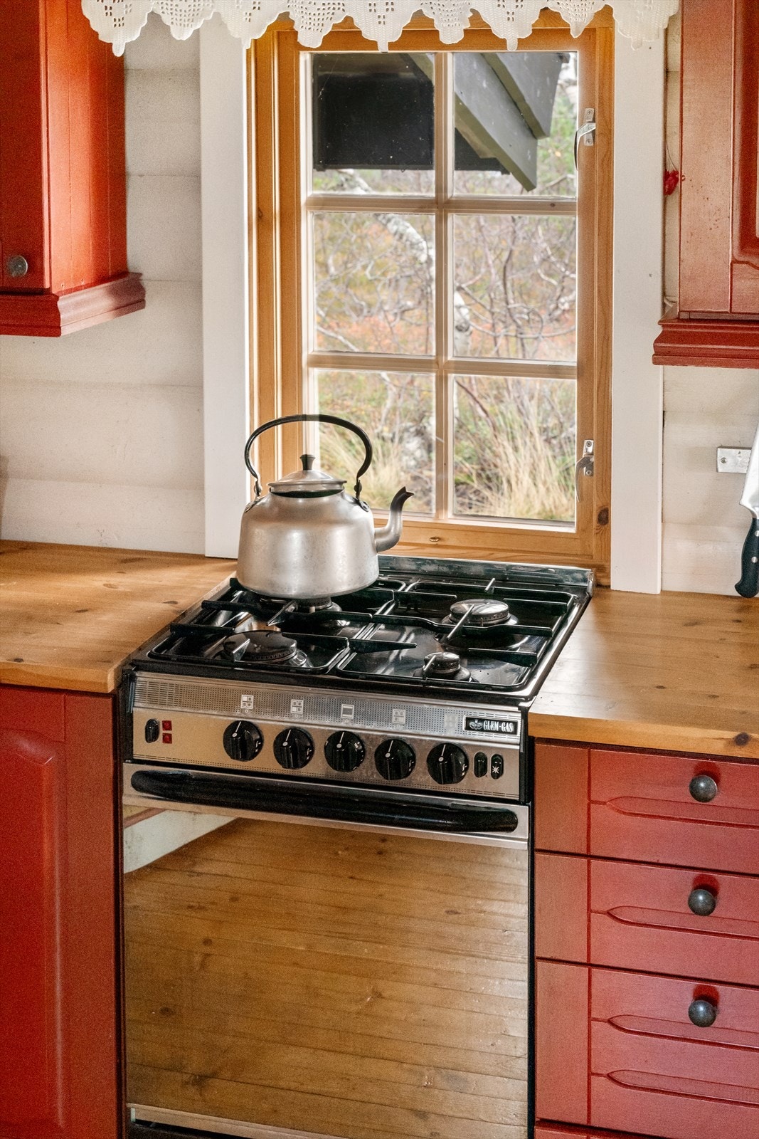 Kjøkkenet er utstyrt med kjøleskap på 12-volt, og komfyr på gass. Galleribilde